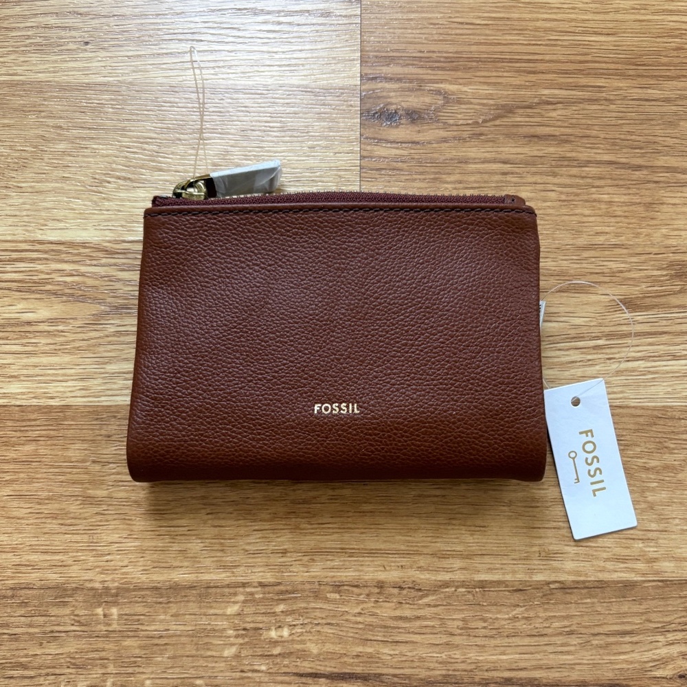 NWT Fossil Lainie Multifunction Leather Wallet.